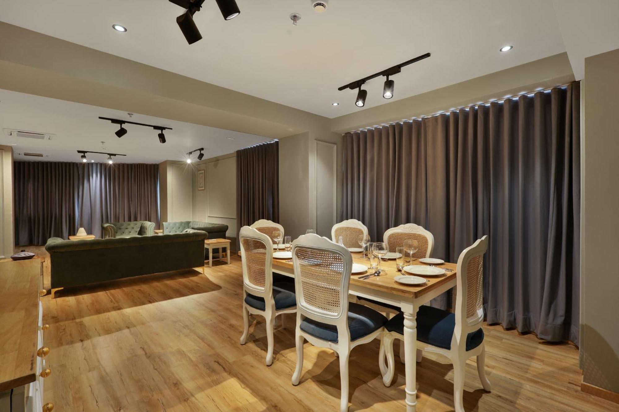 Sunday Hotel ואדודרה מראה חיצוני תמונה