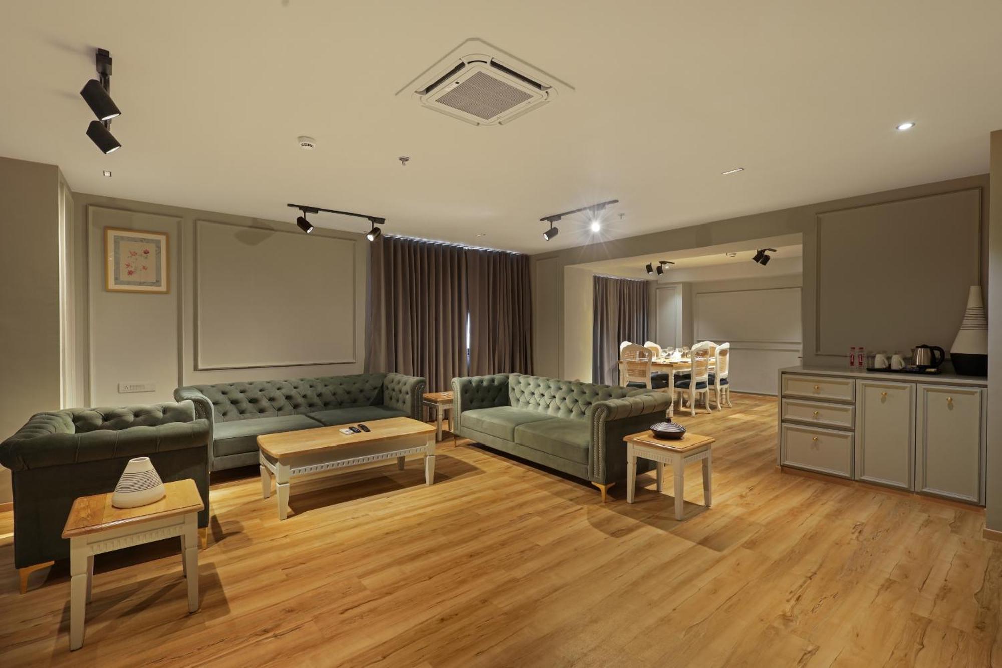 Sunday Hotel ואדודרה מראה חיצוני תמונה