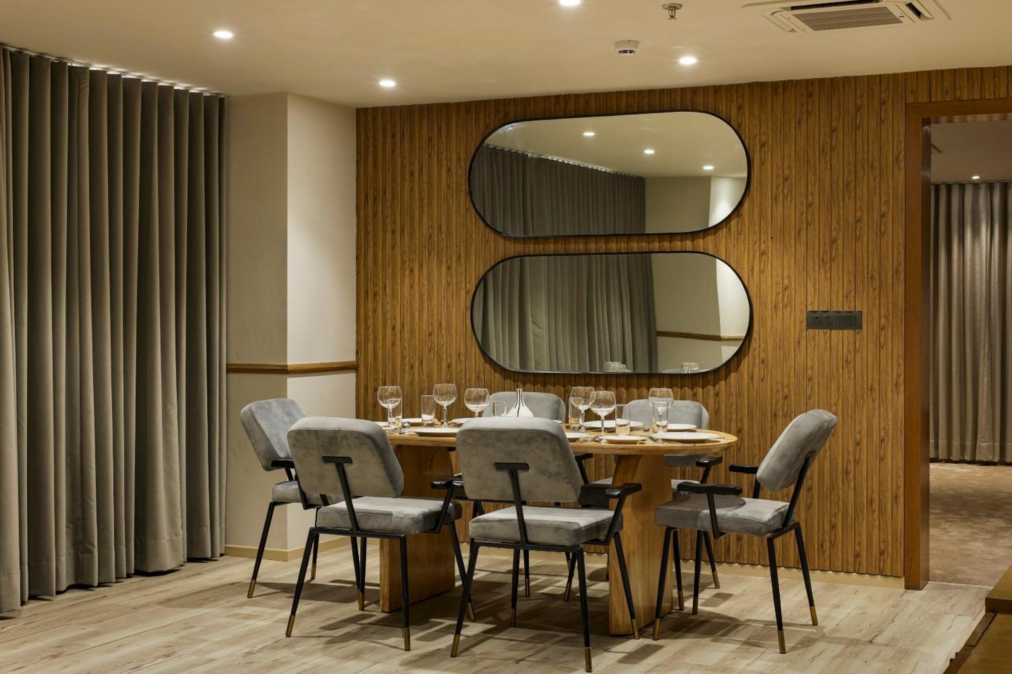 Sunday Hotel ואדודרה מראה חיצוני תמונה