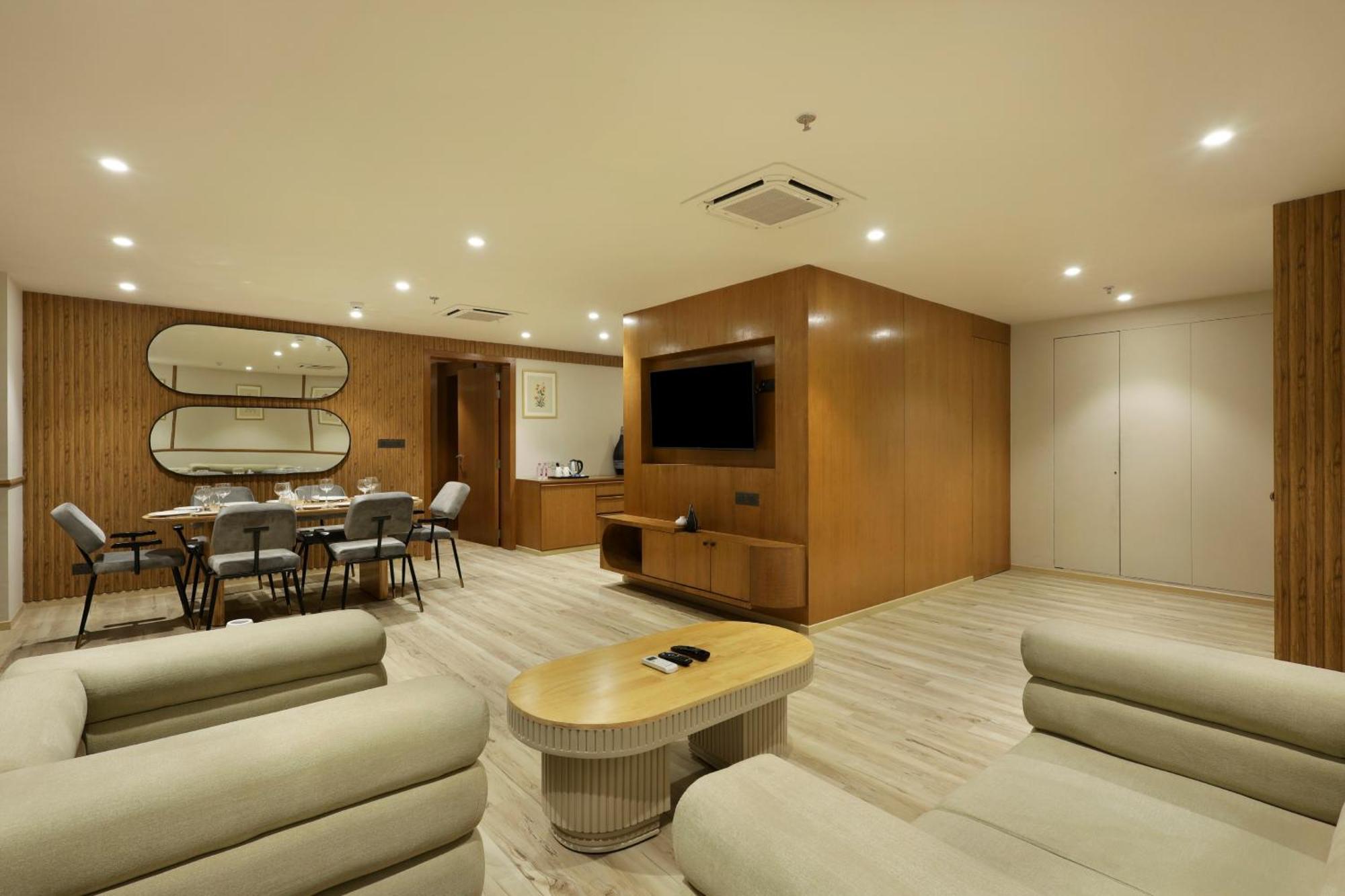 Sunday Hotel ואדודרה מראה חיצוני תמונה