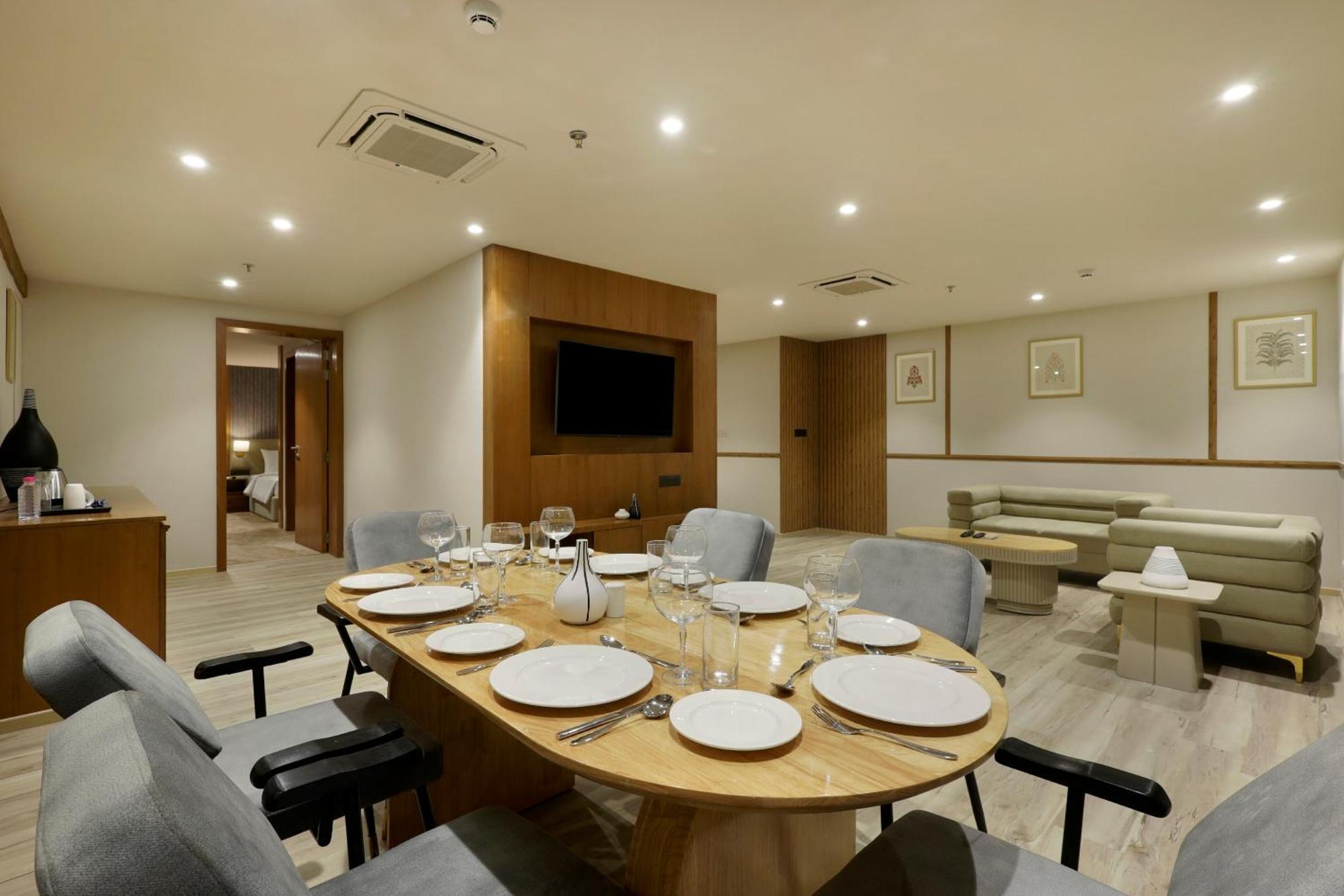 Sunday Hotel ואדודרה מראה חיצוני תמונה