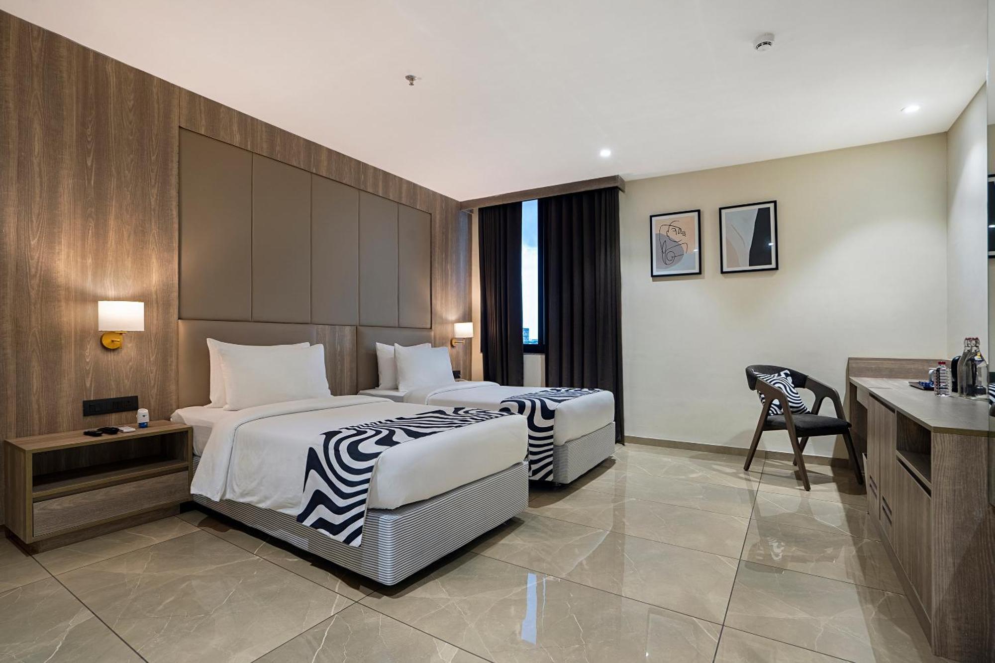 Sunday Hotel ואדודרה מראה חיצוני תמונה