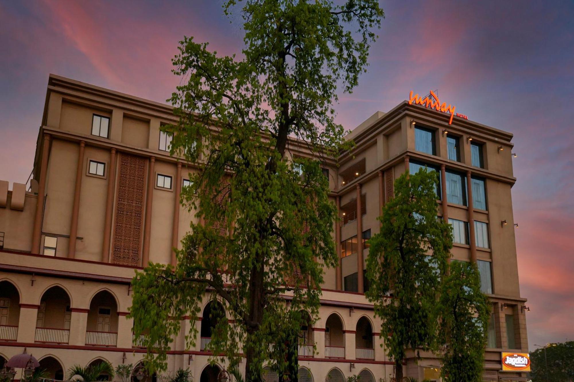 Sunday Hotel ואדודרה מראה חיצוני תמונה